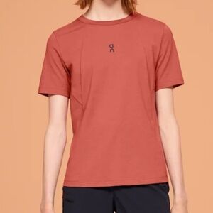 Run on clouds Trek-t short sleeve women’s shirt athletic XS GREAT CONDITION